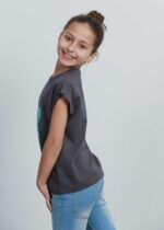 ⁦تيشيرت أطفال بناتي Oversize بطباعة تصميم فراشة⁩ - الصورة ⁦3⁩